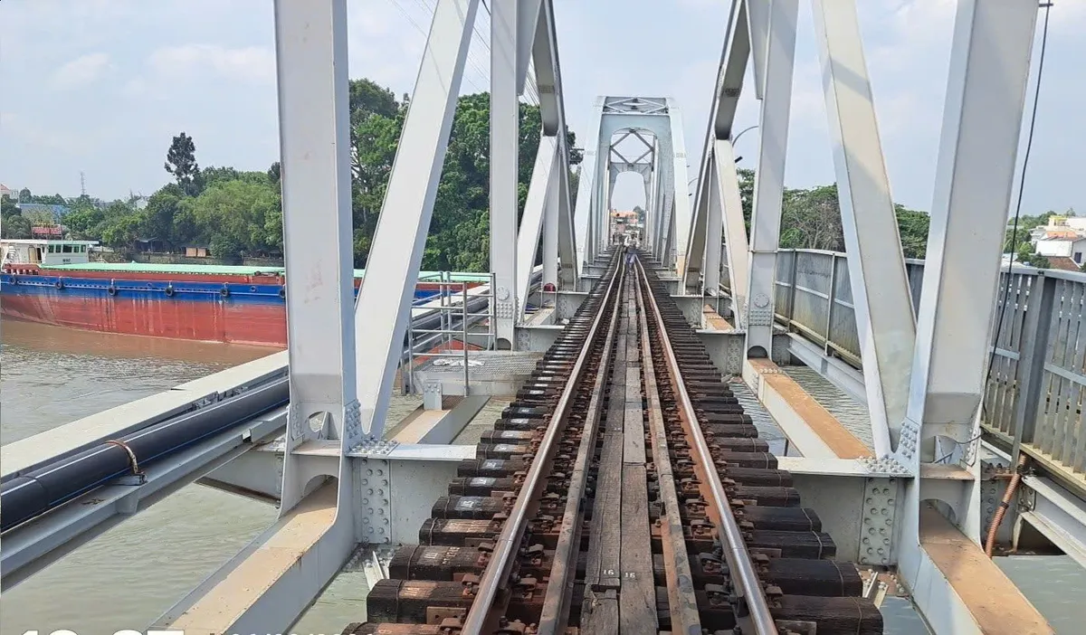 Vận chuyển kh&aacute;ch đi t&agrave;u bằng đường bộ sau va chạm s&agrave; lan với cầu Ghềnh - Ảnh 2.