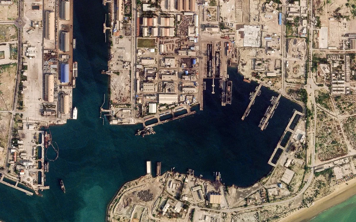 Hình ảnh vệ tinh cho thấy thiệt hại tại cảng quân sự ở cảng Bandar Abbas phía Nam của Iran dọc theo eo biển Hormuz vào ngày 4/3/206 (Ảnh: AFP)