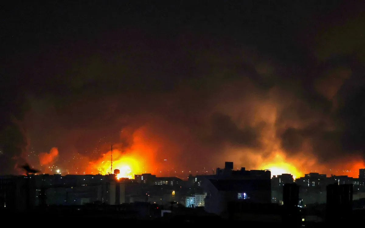 Khói lửa bốc lên từ hiện trường vụ Israel không kích tại sân bay quốc tế Mehrabad ở Tehran, Iran, ngày 7/3/2026 (Ảnh: AFP)