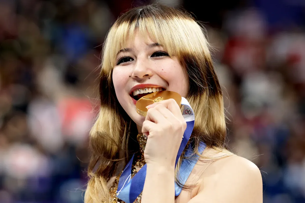 "Thiên thần sân băng" Alysa Liu và chiến thắng của phong cách, sức mạnh của nụ cười - Ảnh 2.