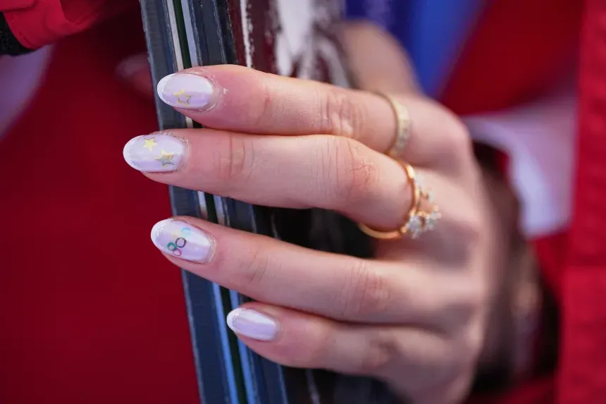 "Thiên thần sân băng" Alysa Liu và chiến thắng của phong cách, sức mạnh của nụ cười - Ảnh 1.