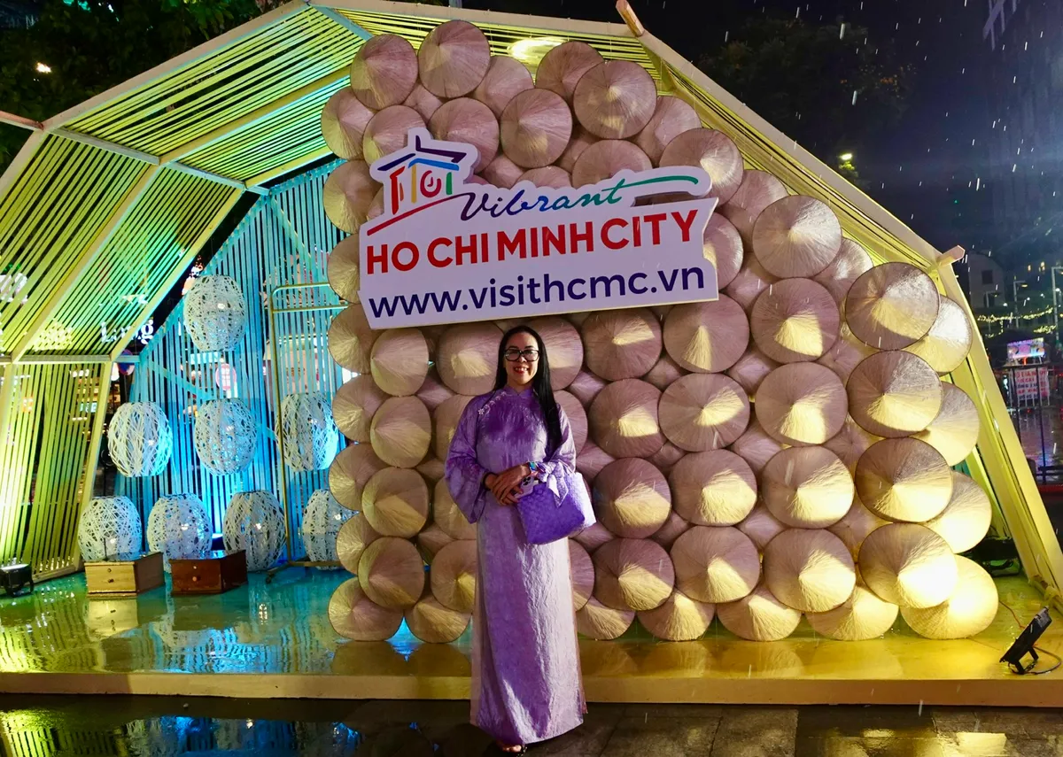 Người dân và du khách hào hứng trải nghiệm "Con đường Áo dài"- Ảnh 7. Người dân và du khách hào hứng trải nghiệm "Con đường Áo dài"- Ảnh 7.