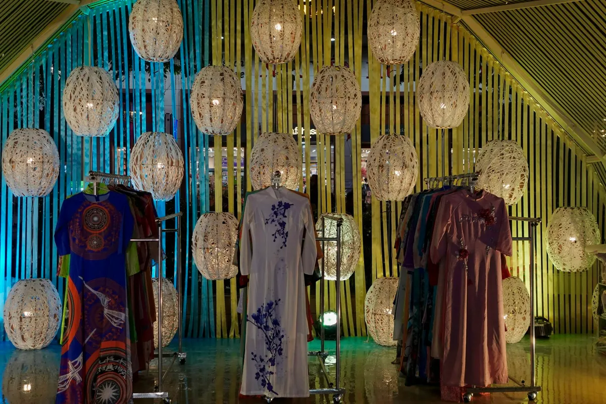 Người dân và du khách hào hứng trải nghiệm "Con đường Áo dài"- Ảnh 6. Người dân và du khách hào hứng trải nghiệm "Con đường Áo dài"- Ảnh 6.