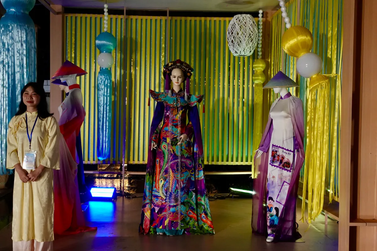 Người dân và du khách hào hứng trải nghiệm "Con đường Áo dài"- Ảnh 5. Người dân và du khách hào hứng trải nghiệm "Con đường Áo dài"- Ảnh 5.