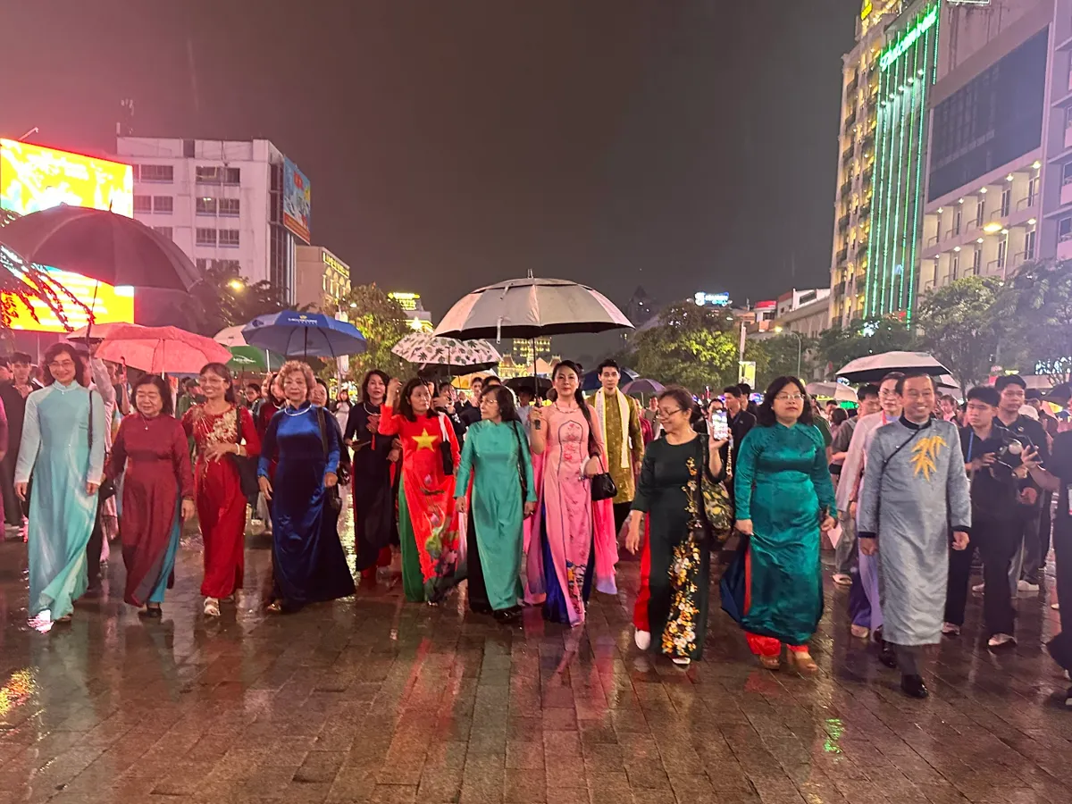 Người dân và du khách hào hứng trải nghiệm "Con đường Áo dài"- Ảnh 1. Người dân và du khách hào hứng trải nghiệm "Con đường Áo dài"- Ảnh 1.