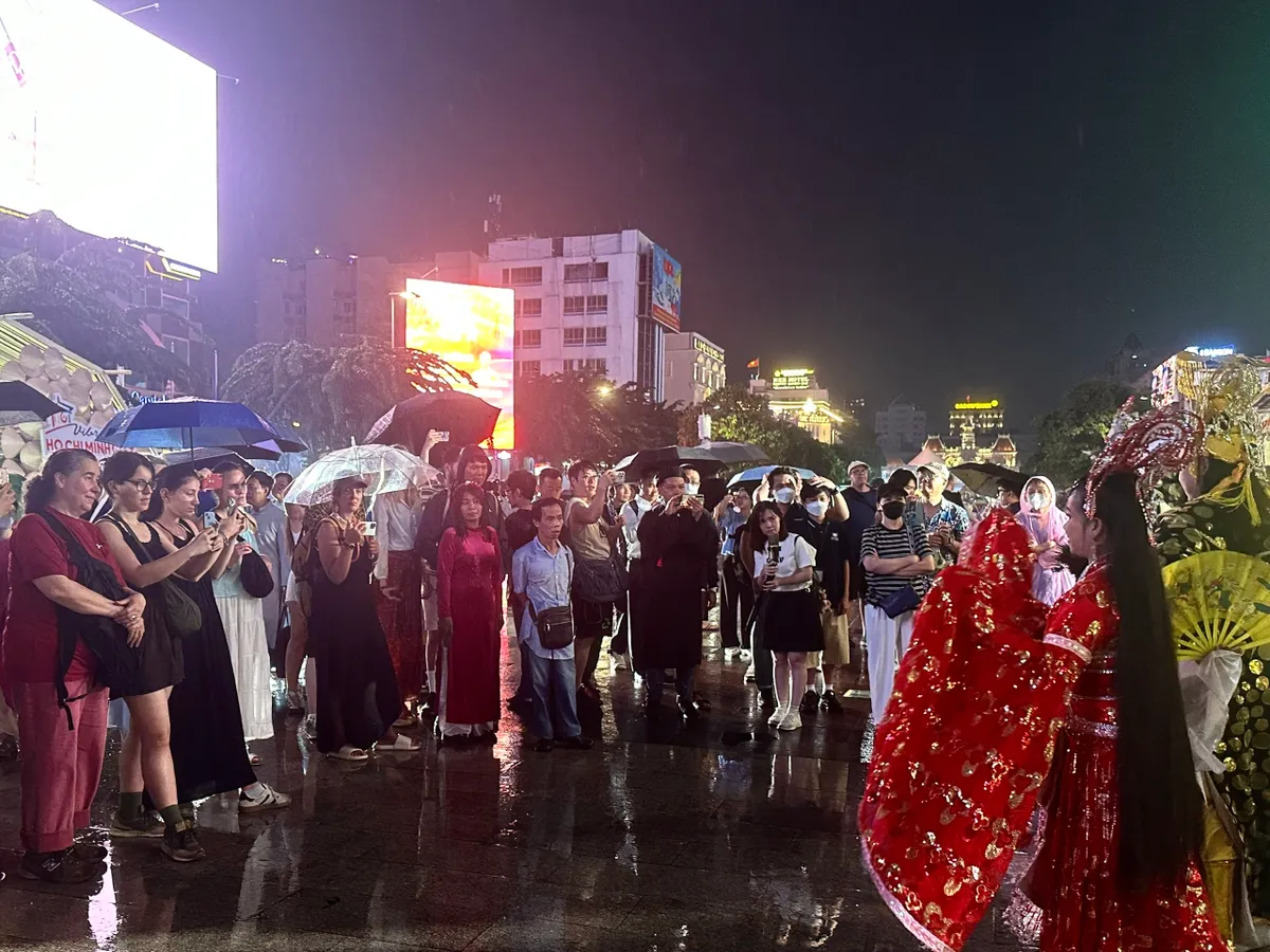 Người dân và du khách hào hứng trải nghiệm "Con đường Áo dài"- Ảnh 10. Người dân và du khách hào hứng trải nghiệm "Con đường Áo dài"- Ảnh 10.