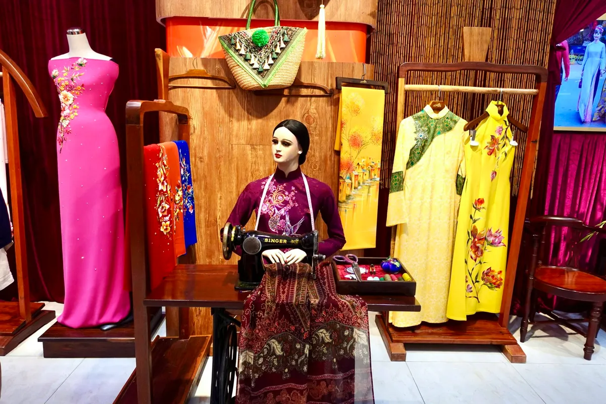 Người dân và du khách hào hứng trải nghiệm "Con đường Áo dài"- Ảnh 12. Người dân và du khách hào hứng trải nghiệm "Con đường Áo dài"- Ảnh 12.