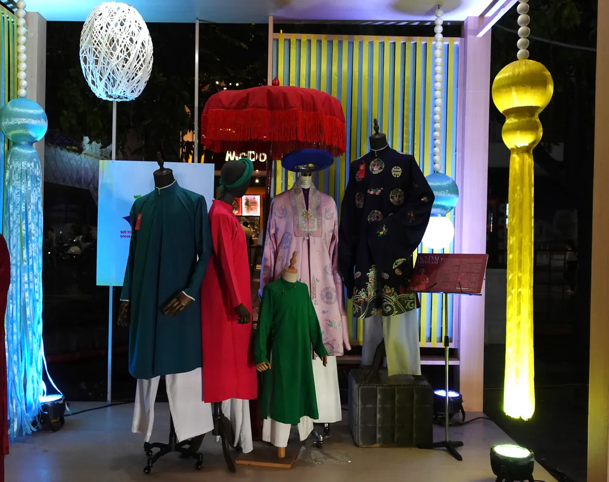 Người dân và du khách hào hứng trải nghiệm "Con đường Áo dài"- Ảnh 2. Người dân và du khách hào hứng trải nghiệm "Con đường Áo dài"- Ảnh 2.