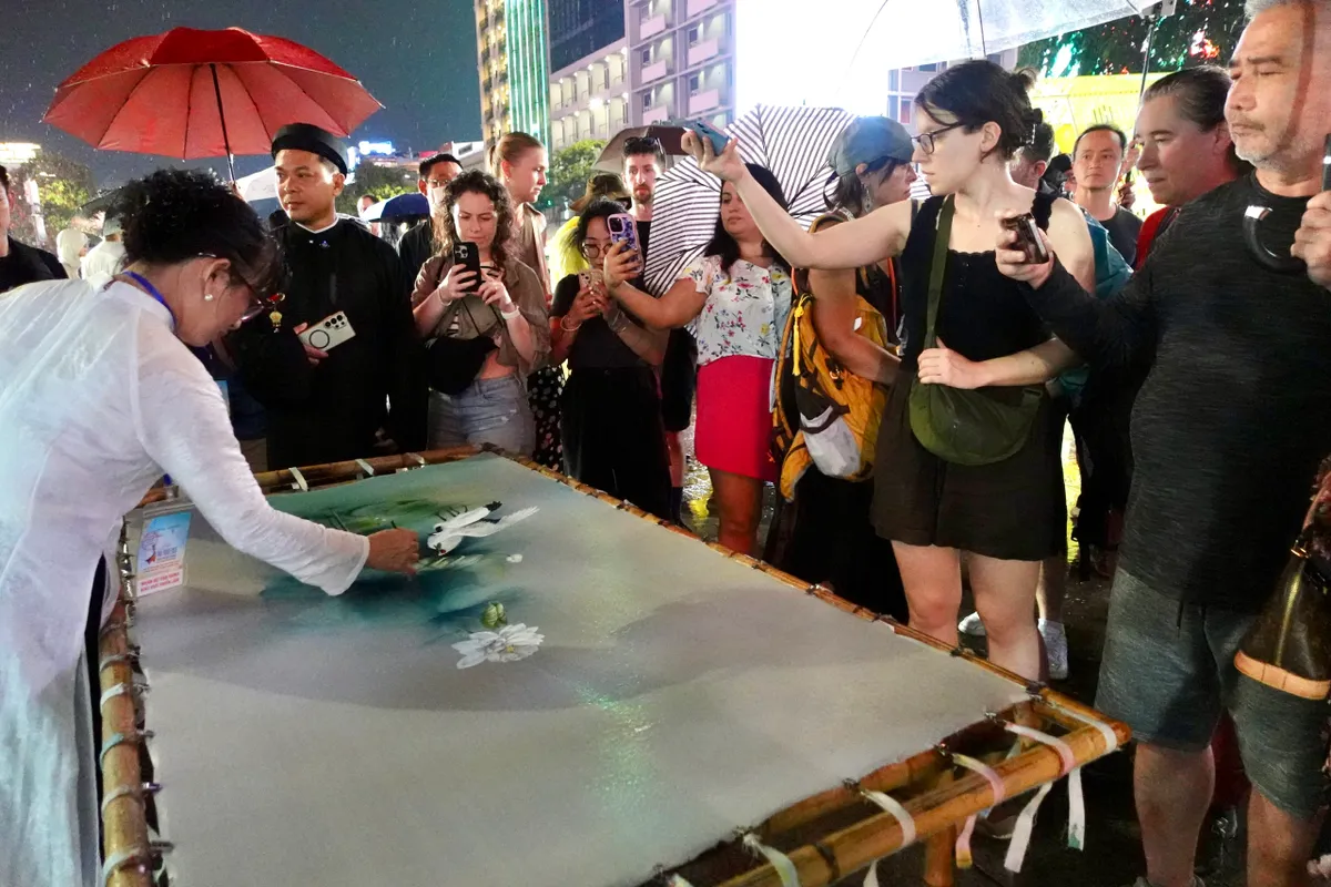 Người dân và du khách hào hứng trải nghiệm "Con đường Áo dài"- Ảnh 9. Người dân và du khách hào hứng trải nghiệm "Con đường Áo dài"- Ảnh 9.