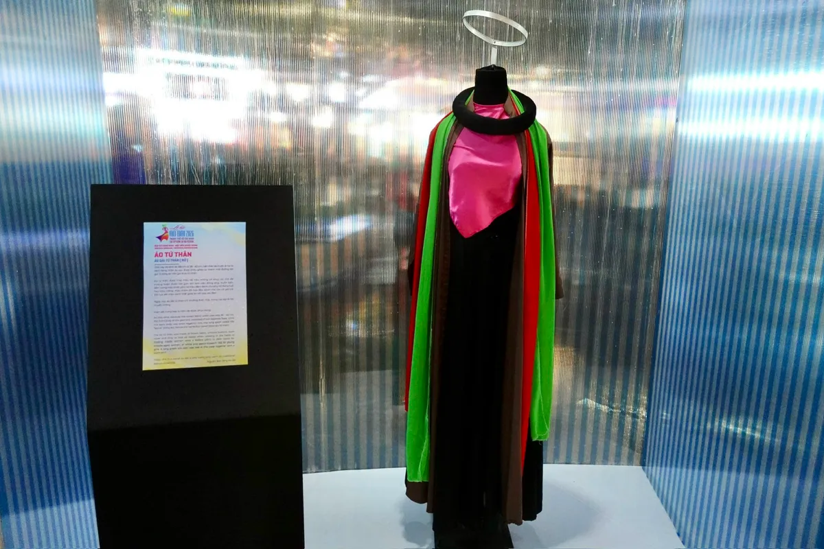 Người dân và du khách hào hứng trải nghiệm "Con đường Áo dài"- Ảnh 4. Người dân và du khách hào hứng trải nghiệm "Con đường Áo dài"- Ảnh 4.