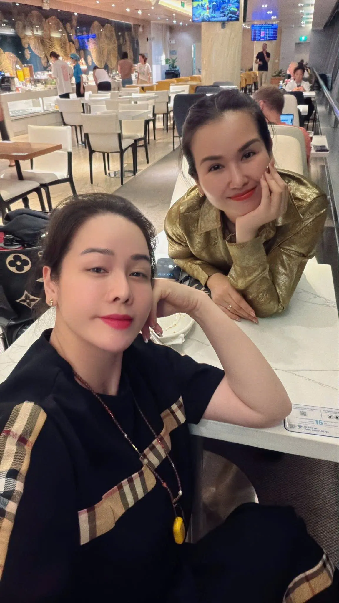 Điểm tin sao Việt: H&ograve;a Minzy khoe bạn trai qu&acirc;n nh&acirc;n - Ảnh 7.