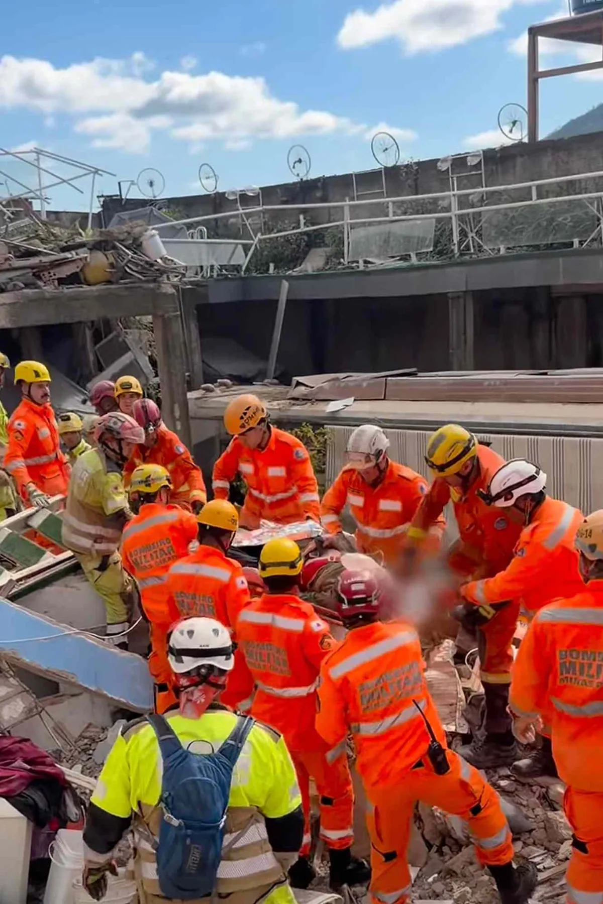 Sập nh&agrave; dưỡng l&atilde;o 4 tầng ở Brazil, &iacute;t nhất 12 người thiệt mạng- Ảnh 2.