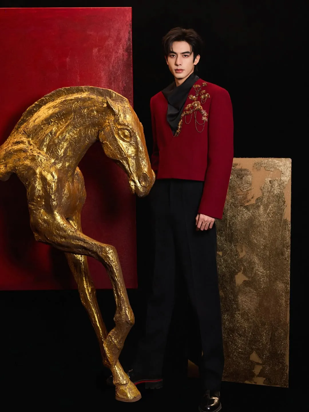 Tống Uy Long tức giận khi bị đeo bám ở sân bay - Ảnh 3.