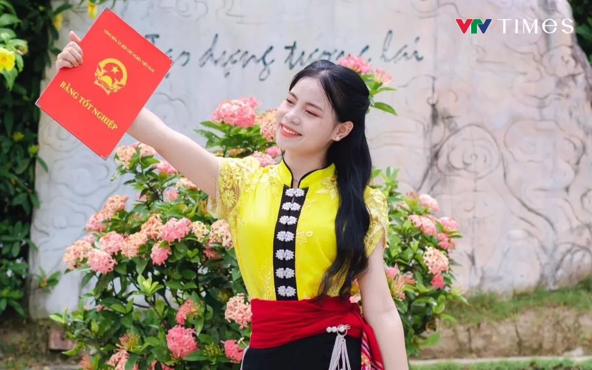 Trưởng thành trong nền giáo dục, cô gái trẻ tin tưởng chỉ có tri thức mới có thể mở ra cánh cửa thay đổi số phận. 