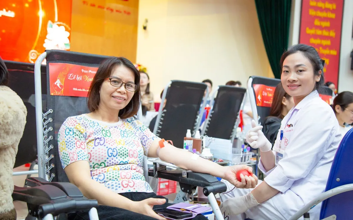 Chị Nguyễn Thị Hải (Cầu Giấy, Hà Nội) đi hiến máu với mong muốn gửi lời chúc tới những người bệnh đang điều trị: “Tôi hy vọng những đơn vị máu hôm nay sẽ tiếp thêm sức mạnh để các bà, các bác, các chị em sớm vượt qua bệnh tật, giữ vững tinh thần lạc quan và nhanh chóng trở về với gia đình”.Ảnh: Viện Huyết học - Truyền máu Trung ương.