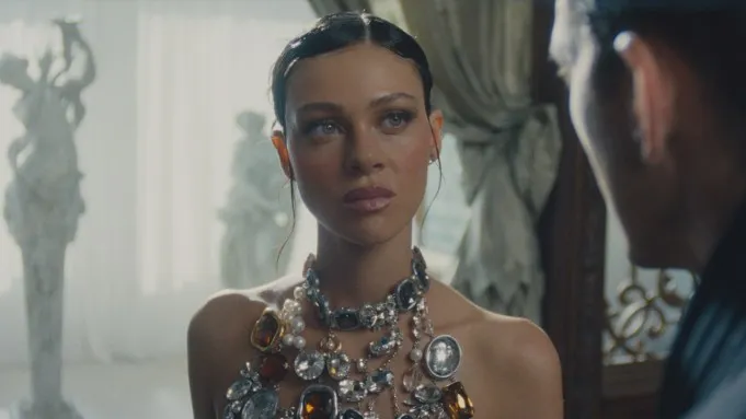 Con dâu nhà Beckham nói về vai diễn trong phim 18+ gây sốc - Ảnh 2.