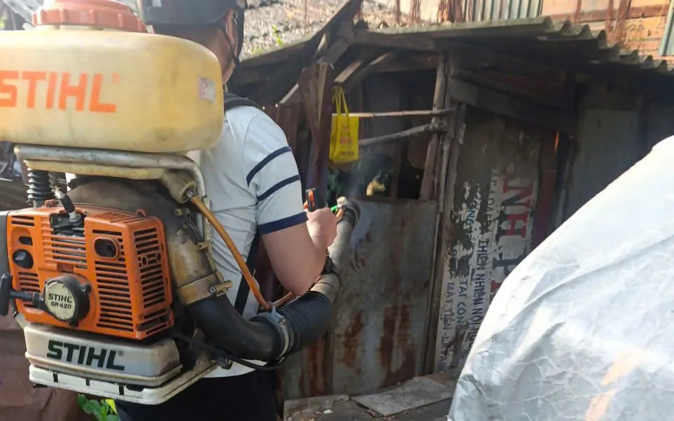 Phun hóa chất diệt muỗi tại khu vực đường Lê Văn Lương. Ảnh: Trạm Y tế phường Tân Hưng