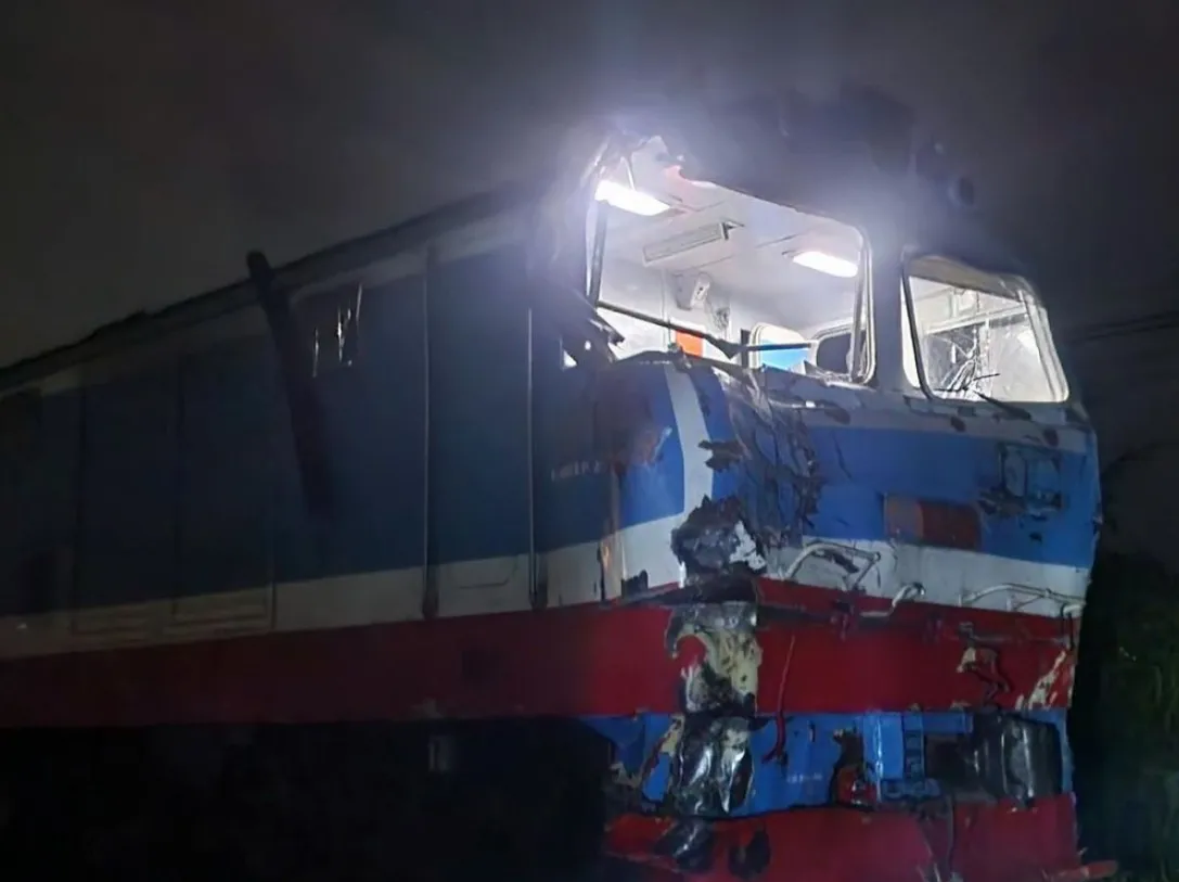 Xe tải vượt r&agrave;o chắn mắc kẹt tr&ecirc;n đường ray, bị t&agrave;u SE8 đ&acirc;m tr&uacute;ng- Ảnh 1.