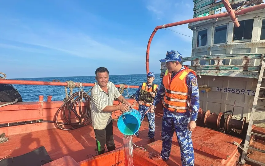 Lực lượng chức năng Bộ tư lệnh Vùng Cảnh sát biển 4 xử lý vi phạm trên tàu BV 98768 TS.