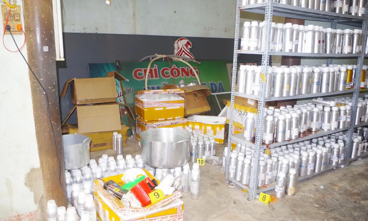 C&ocirc;ng an Đồng Nai t&igrave;m bị hại trong vụ &aacute;n sản xuất, bu&ocirc;n b&aacute;n nước hoa giả - Ảnh 1.