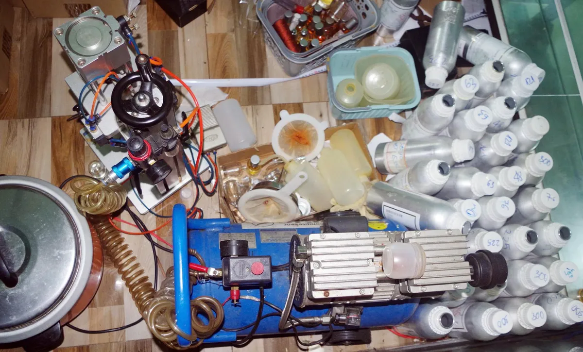 C&ocirc;ng an Đồng Nai t&igrave;m bị hại trong vụ &aacute;n sản xuất, bu&ocirc;n b&aacute;n nước hoa giả - Ảnh 2.