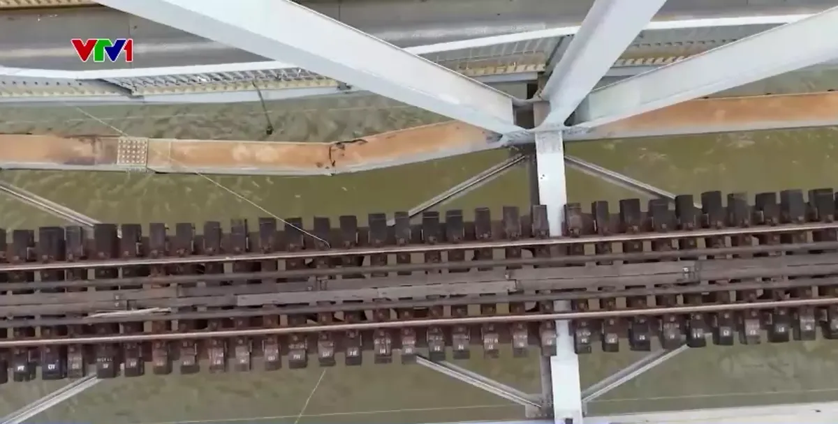 Đồng Nai: Khẩn trương sửa chữa cầu Ghềnh sau va chạm - Ảnh 1.