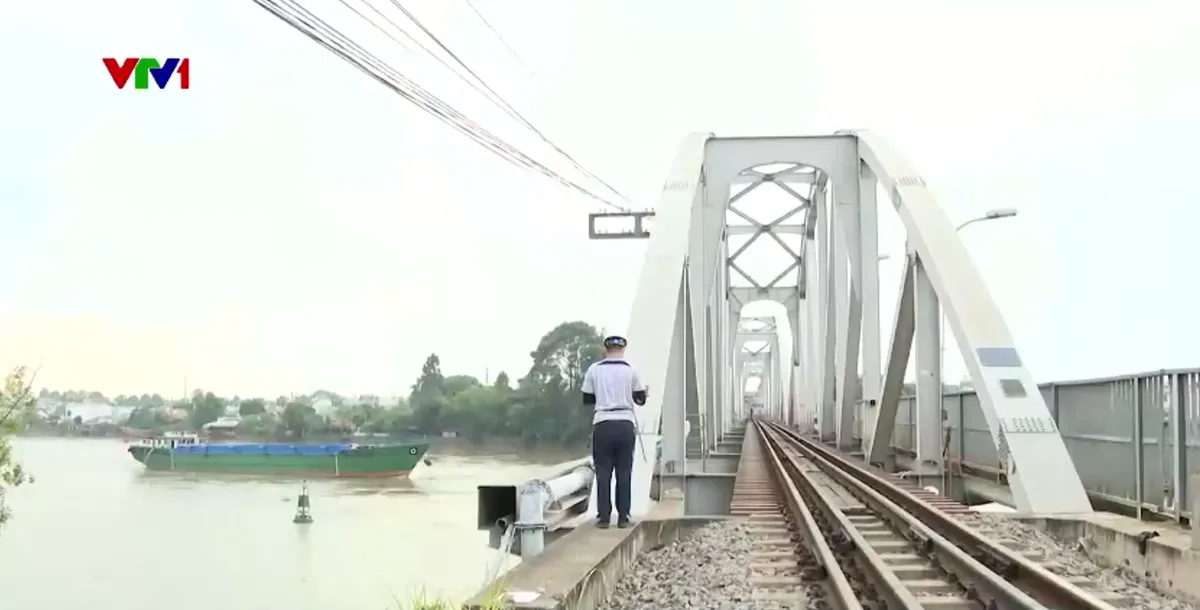 Đồng Nai: Khẩn trương sửa chữa cầu Ghềnh sau va chạm - Ảnh 2.