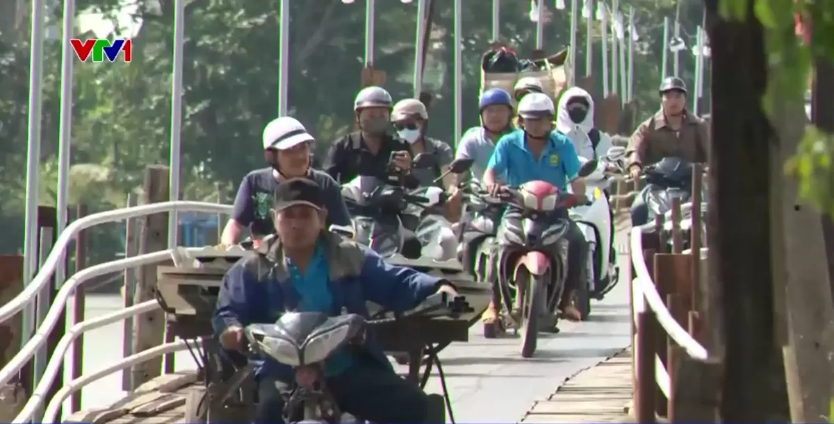 Người d&acirc;n mong c&oacute; cầu b&ecirc; t&ocirc;ng thay cầu gỗ - Ảnh 3.