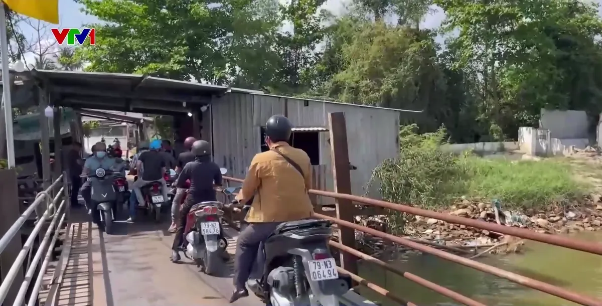 Người d&acirc;n mong c&oacute; cầu b&ecirc; t&ocirc;ng thay cầu gỗ - Ảnh 2.