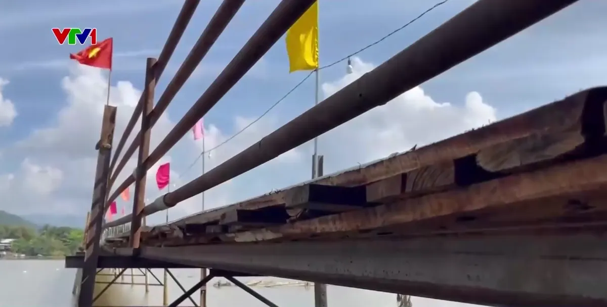 Người d&acirc;n mong c&oacute; cầu b&ecirc; t&ocirc;ng thay cầu gỗ - Ảnh 1.