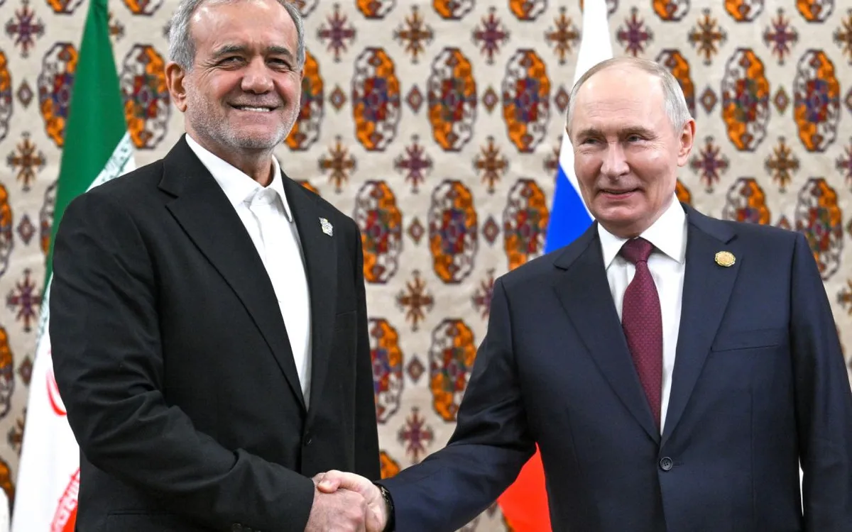 Tổng thống Nga Vladimir Putin (bên phải) và Tổng thống Iran Masoud Pezeshkian gặp nhau trong một sự kiện chính trị tại Turkmenistan vào tháng 12/2025 Ảnh: TASS)