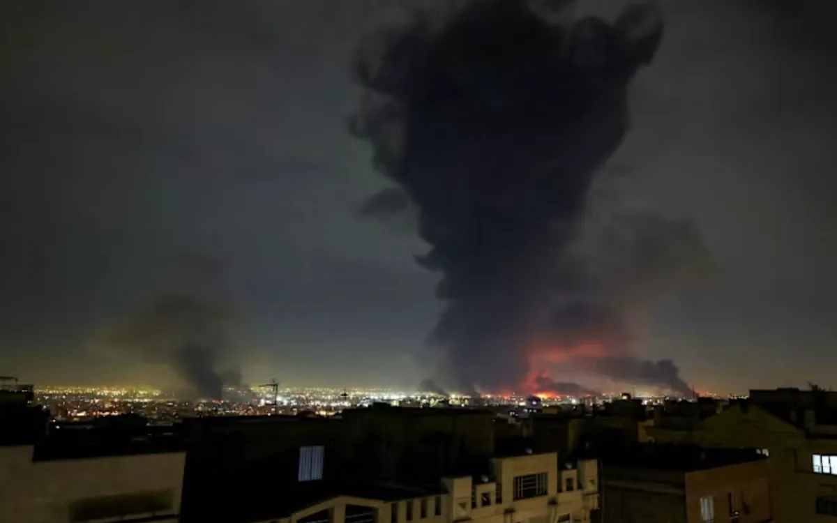 Khói bốc lên từ hiện trường vụ không kích tại sân bay quốc tế Mehrabad ở Tehran, Iran vào rạng sáng ngày 7/3/2026 (Ảnh: AFP)