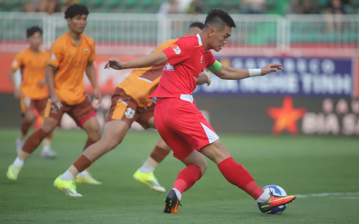 3 điểm "quý hơn vàng" giúp Công an TP Hồ Chí Minh cải thiện vị trí trên BXH V.League, trong khi đó, HAGL thực sự nên cẩn trọng trước mối đe doạ mang tên xuống hạng.