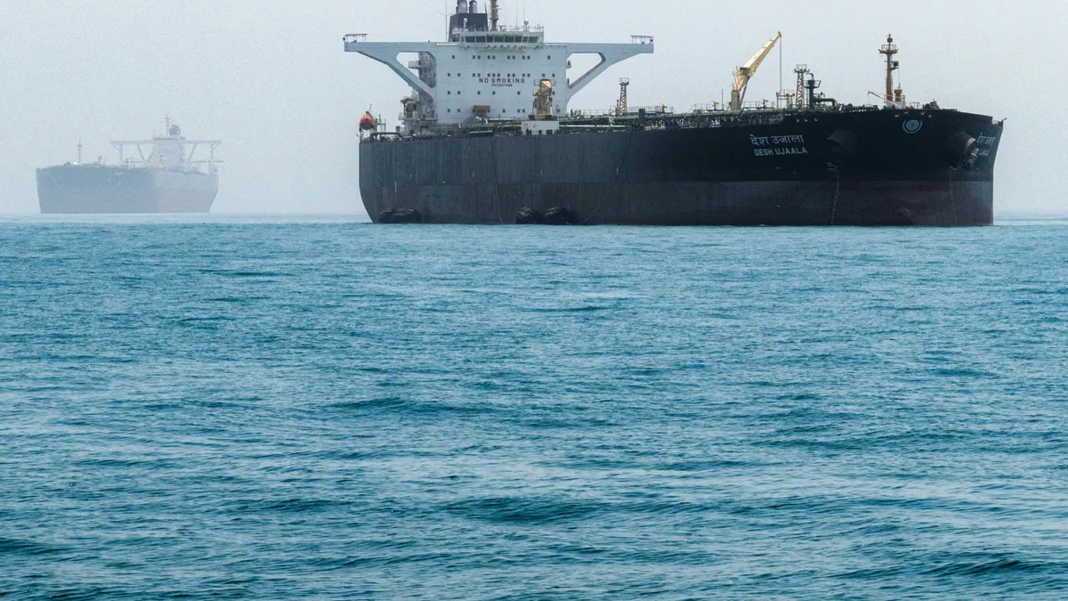 Ấn Độ tuy&ecirc;n bố tiếp tục mua dầu của Nga, b&aacute;c y&ecirc;u cầu cần sự cho ph&eacute;p của Mỹ  - Ảnh 1.