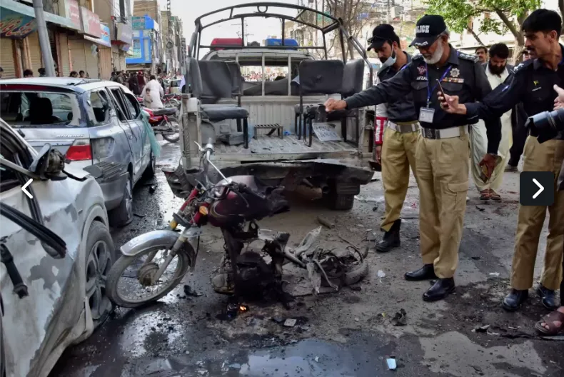 Đ&aacute;nh bom ven đường nhắm v&agrave;o cảnh s&aacute;t khiến h&agrave;ng chục người thương vong ở Pakistan  - Ảnh 1.