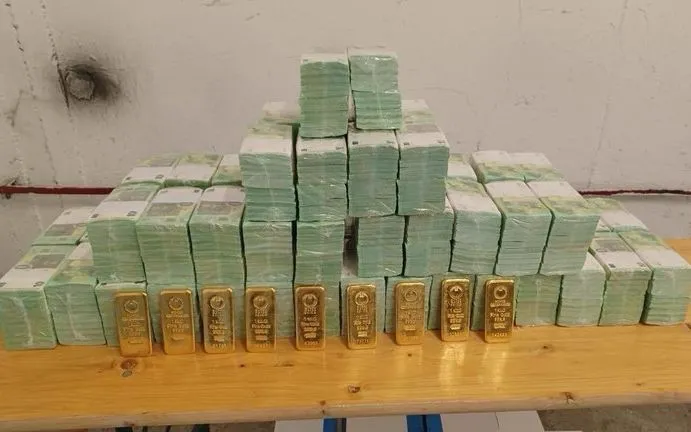 Tiền mặt và vàng bị chính quyền Hungary thu giữ trong cuộc điều tra về một đường dây rửa tiền bị nghi ngờ liên quan đến Ukraine (Ảnh: Hungarian government/AFP/Getty Images)