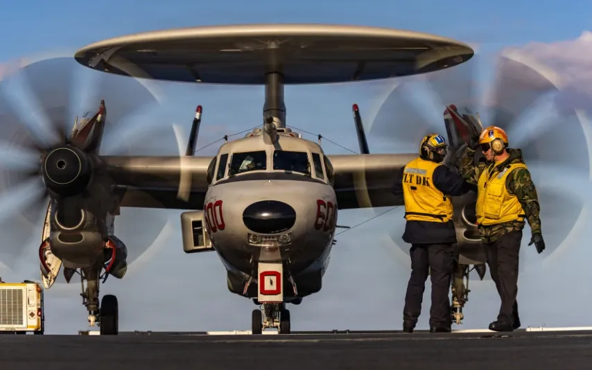 Máy bay E-2D Hawkeye di chuyển trên đường băng, hỗ trợ Chiến dịch Epic Fury, ngày 7/3/2026 (Ảnh: Hải quân Mỹ/Getty Images)