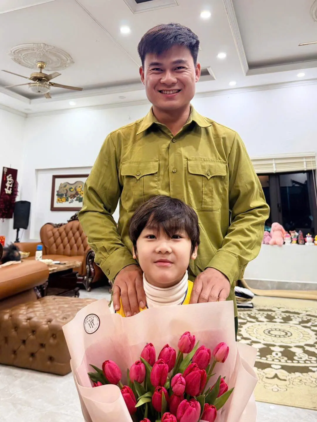 Điểm tin sao Việt: Á hậu Trương Thị May công khai con gái - Ảnh 2.