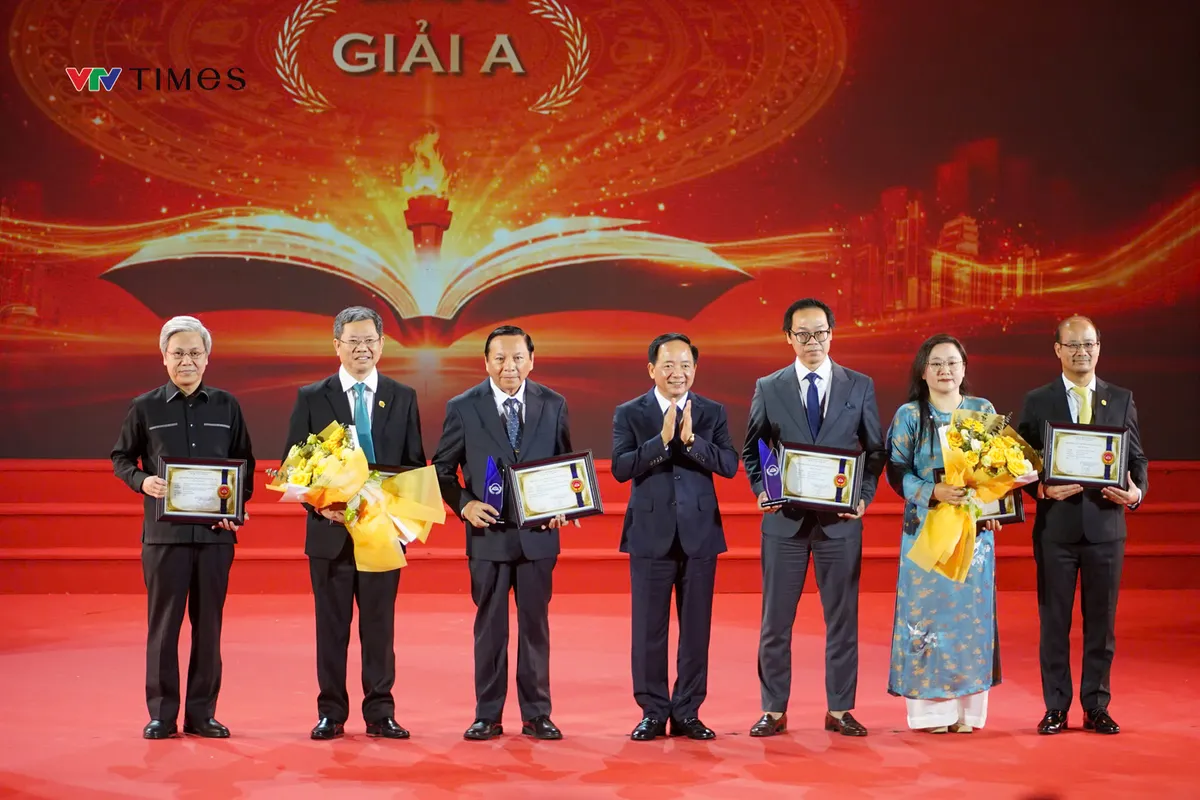 Ph&aacute;t biểu của Trưởng Ban Tuy&ecirc;n gi&aacute;o v&agrave; D&acirc;n vận Trung ương tại Lễ trao Giải thưởng S&aacute;ch Quốc gia lần thứ 8 - Ảnh 1.