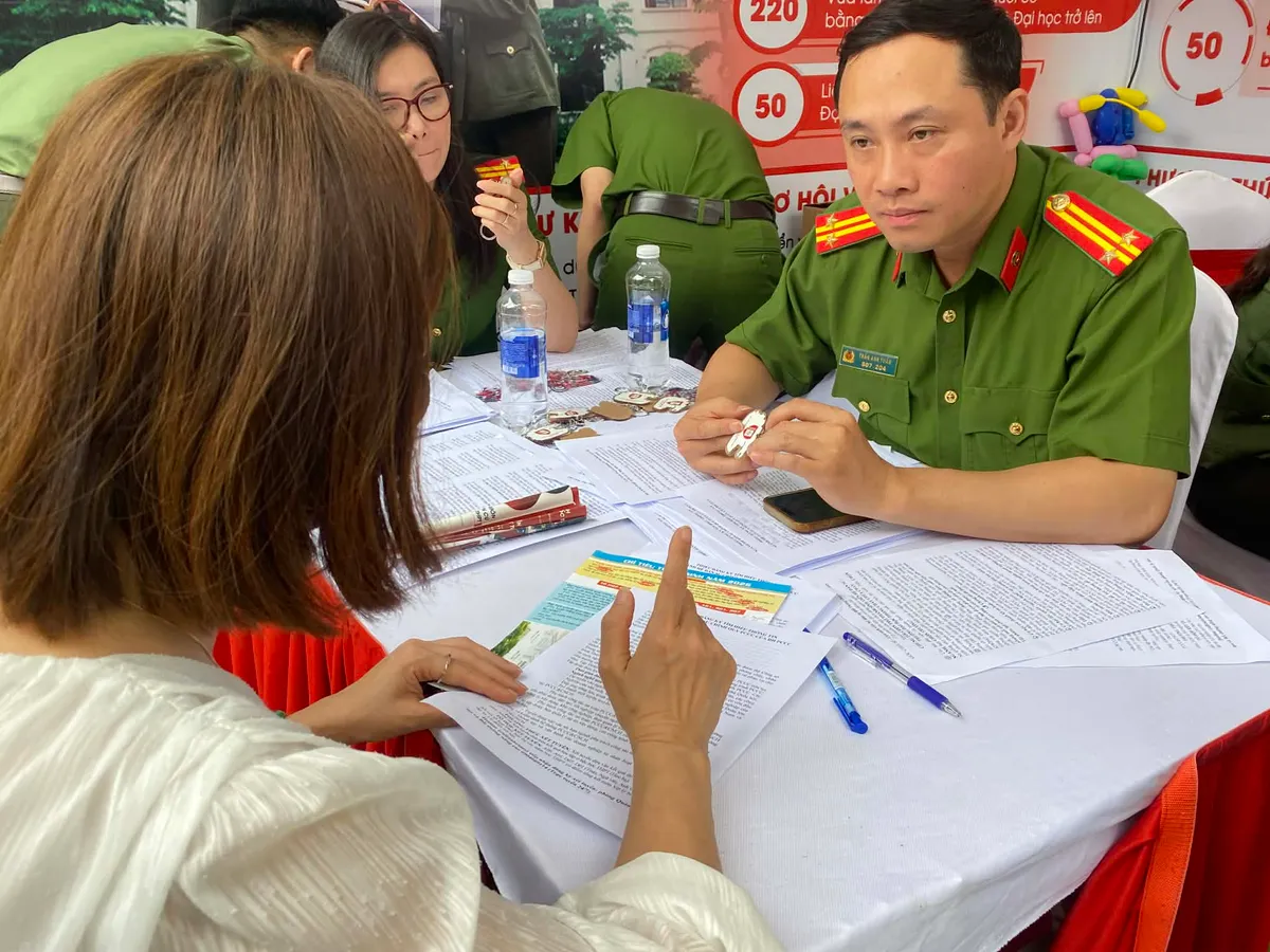 H&agrave;ng ngh&igrave;n học sinh 2K8 t&igrave;m hiểu ng&agrave;nh học tại Ng&agrave;y hội tư vấn tuyển sinh 2026 - Ảnh 16.