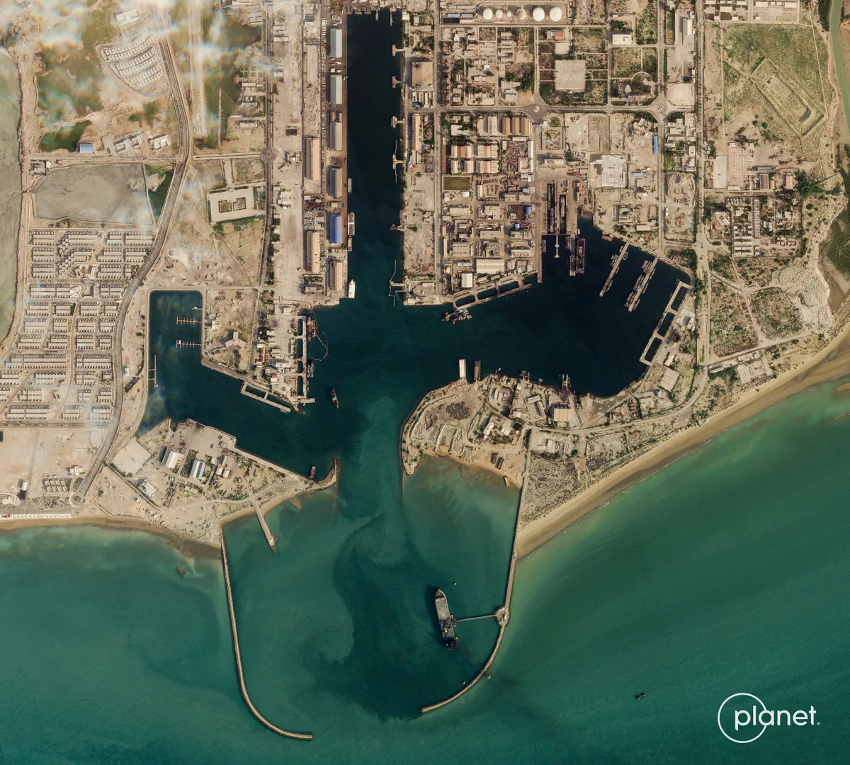 T&agrave;u UAE bị tr&uacute;ng hỏa lực v&agrave; ch&igrave;m ở eo biển Hormuz, 3 thủy thủ Indonesia mất t&iacute;ch  - Ảnh 1.