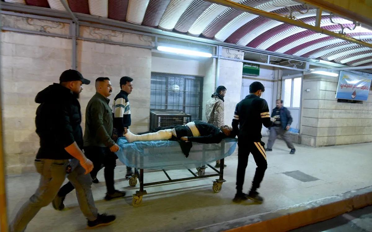 Người bị thương trong một vụ không kích ở Mosul, miền Bắc Iraq, ngày 7/3/2026 (Ảnh: AP)