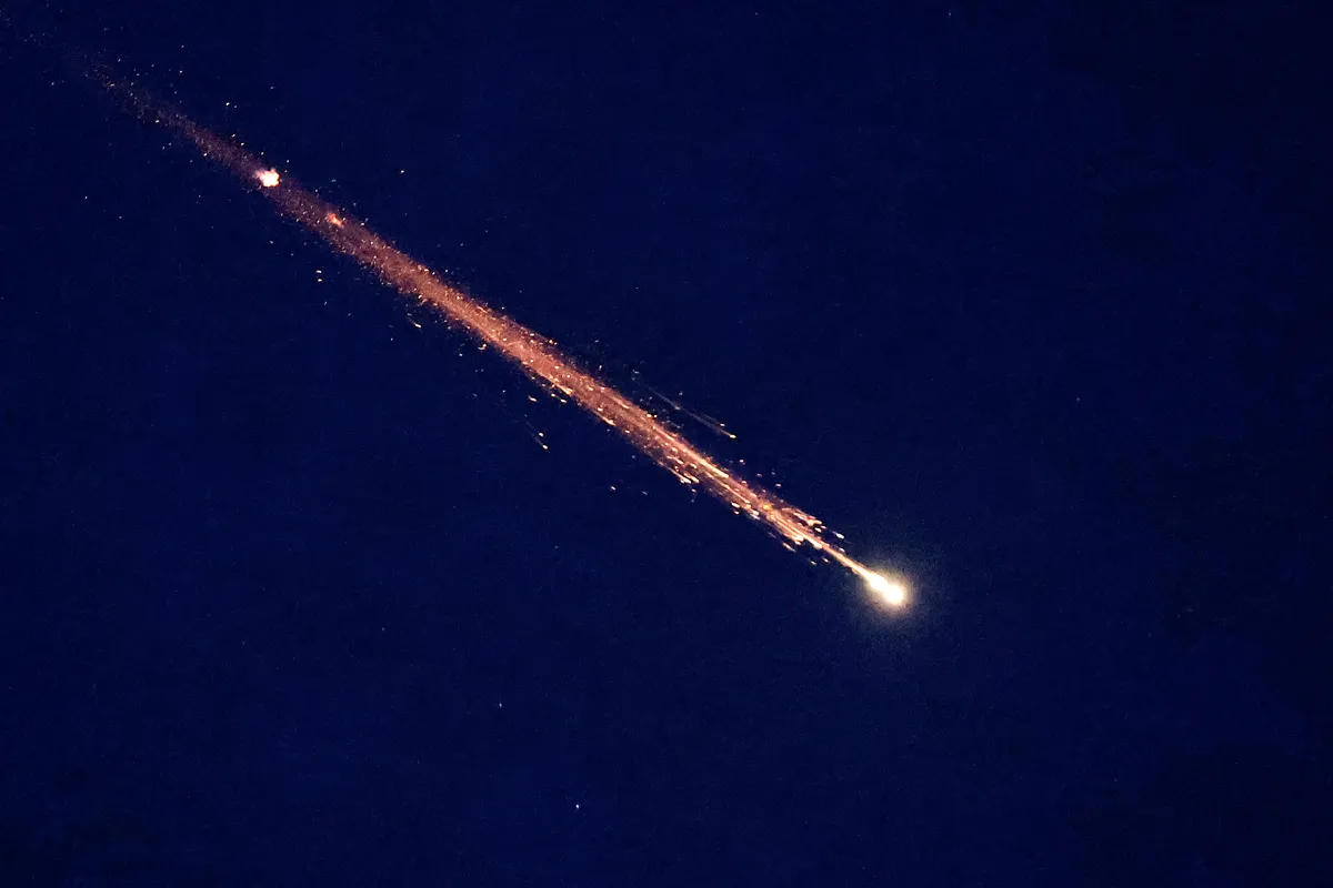 Israel oanh tạc c&aacute;c cơ sở t&ecirc;n lửa của Iran, Tehran đ&aacute;p trả bằng loạt đạn li&ecirc;n tiếp- Ảnh 2.