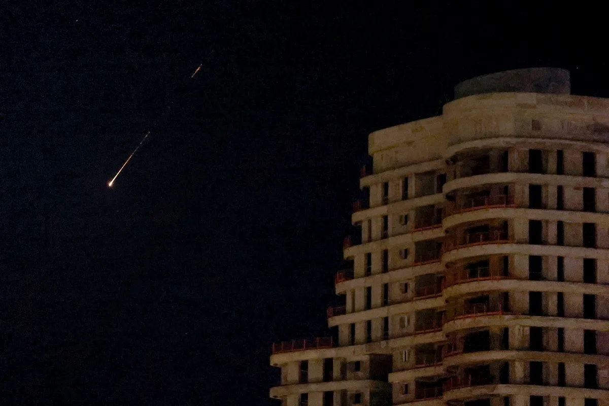 Iran tấn công căn cứ của Mỹ tại UAE, Kuwait - Ảnh 1. Iran tấn công căn cứ của Mỹ tại UAE, Kuwait - Ảnh 1.