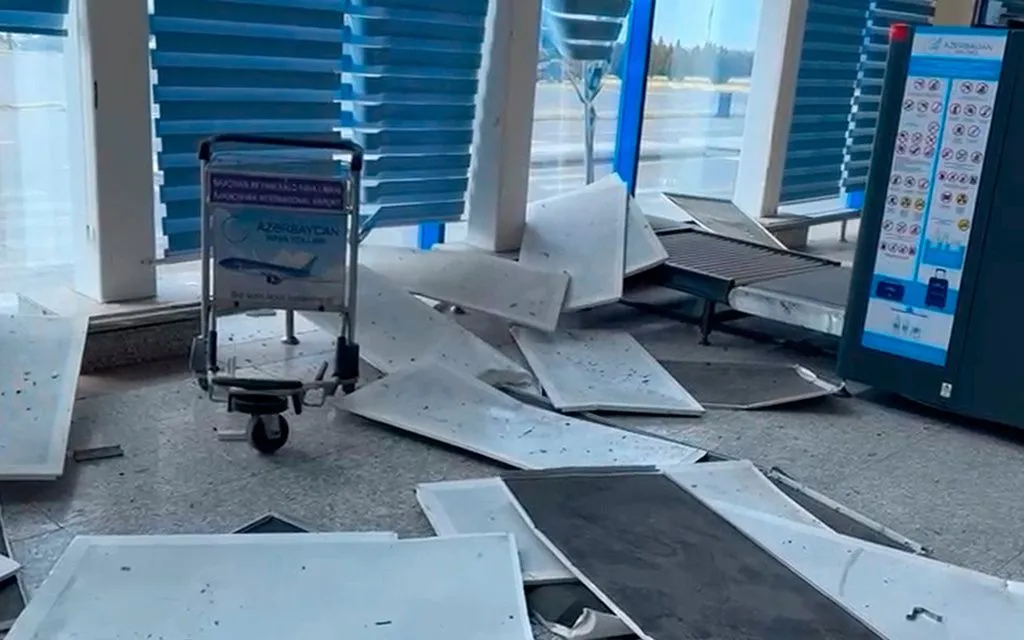 Thiệt hại tại sân bay quốc tế Nakhchivan sau vụ tấn công UAV của Iran vào vùng lãnh thổ Nakhchivan thuộc Azerbaijan, ngày 5/3/2026 (Ảnh: AP)