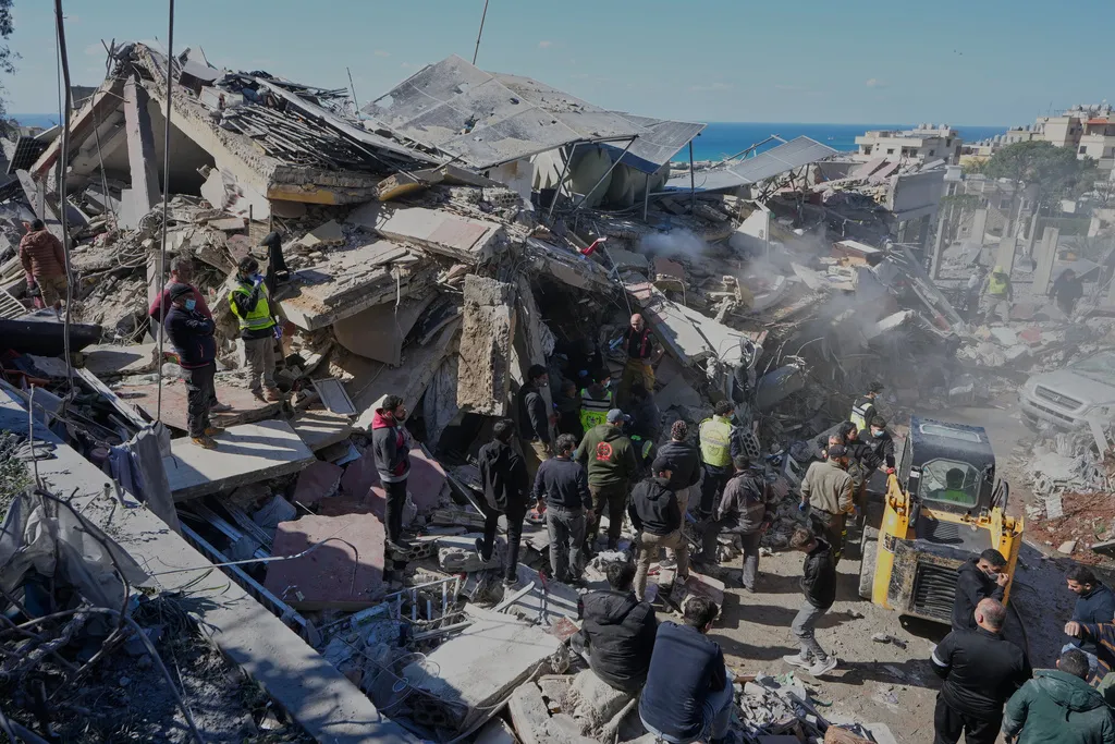 Gần 400 người thiệt mạng tại Lebanon sau các cuộc không kích của Israel- Ảnh 1. Gần 400 người thiệt mạng tại Lebanon sau các cuộc không kích của Israel- Ảnh 1.