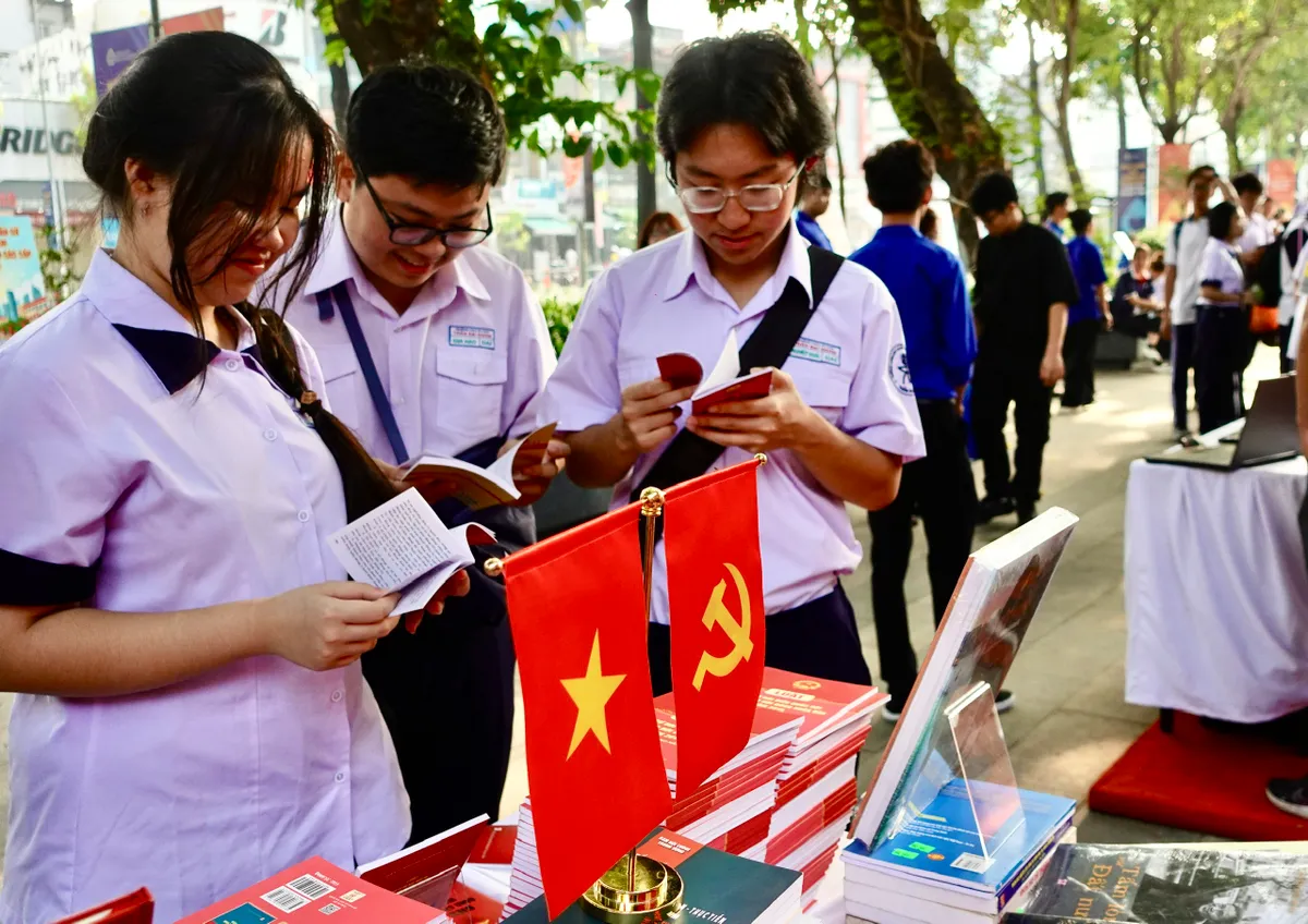 Cử tri trẻ TP Hồ Ch&iacute; Minh trao niềm tin, gửi kỳ vọng v&agrave;o c&aacute;c đại biểu Quốc hội - Ảnh 6.