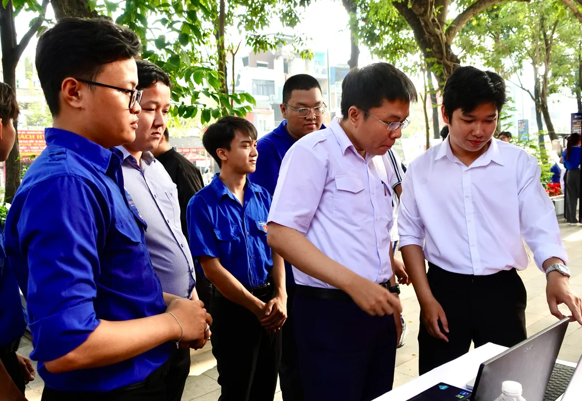 Cử tri trẻ TP Hồ Ch&iacute; Minh trao niềm tin, gửi kỳ vọng v&agrave;o c&aacute;c đại biểu Quốc hội - Ảnh 10.