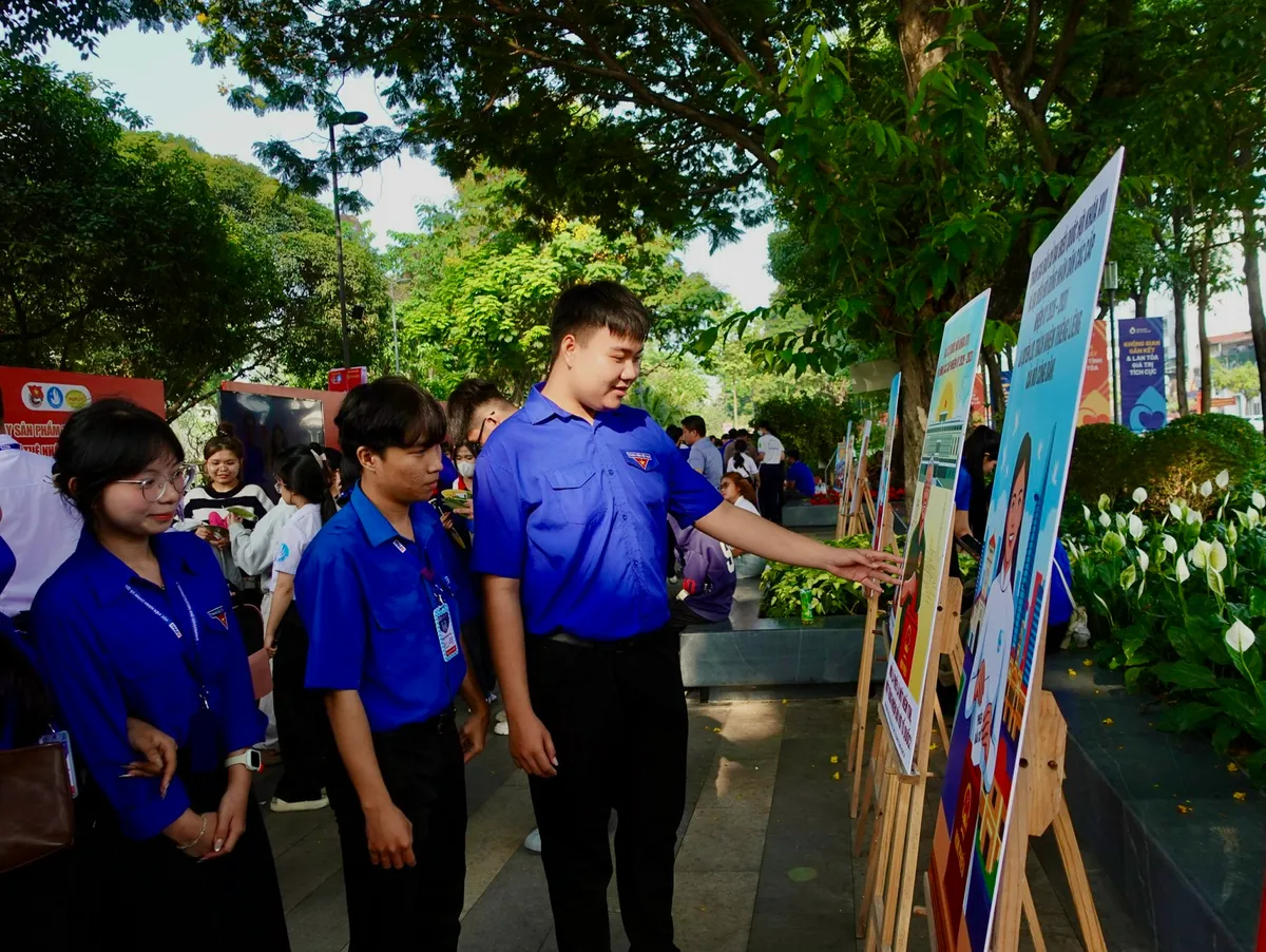 Cử tri trẻ TP Hồ Ch&iacute; Minh trao niềm tin, gửi kỳ vọng v&agrave;o c&aacute;c đại biểu Quốc hội - Ảnh 13.