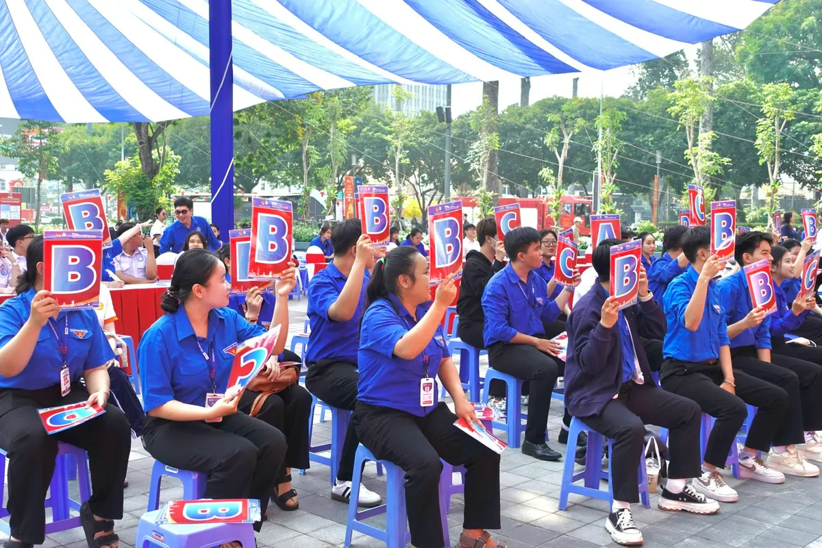 Cử tri trẻ TP Hồ Ch&iacute; Minh trao niềm tin, gửi kỳ vọng v&agrave;o c&aacute;c đại biểu Quốc hội - Ảnh 8.